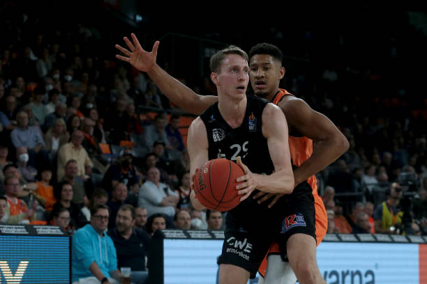 新引援腾出 新引援腾出